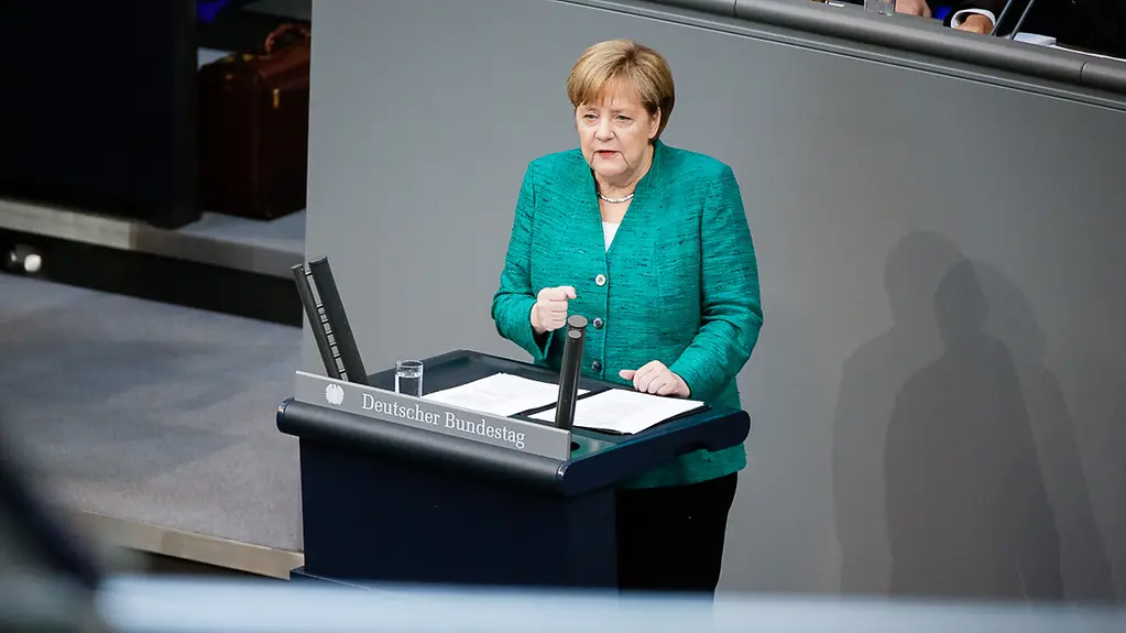 Bundeskanzlerin Angela Merkel spricht im Deutschen Bundestag.