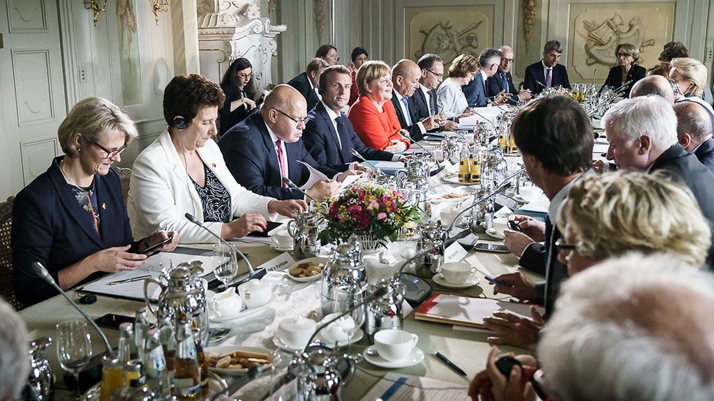Federal Chancellor Angela Merkel and the participants in the Franco-German ministerial meeting held in Meseberg.