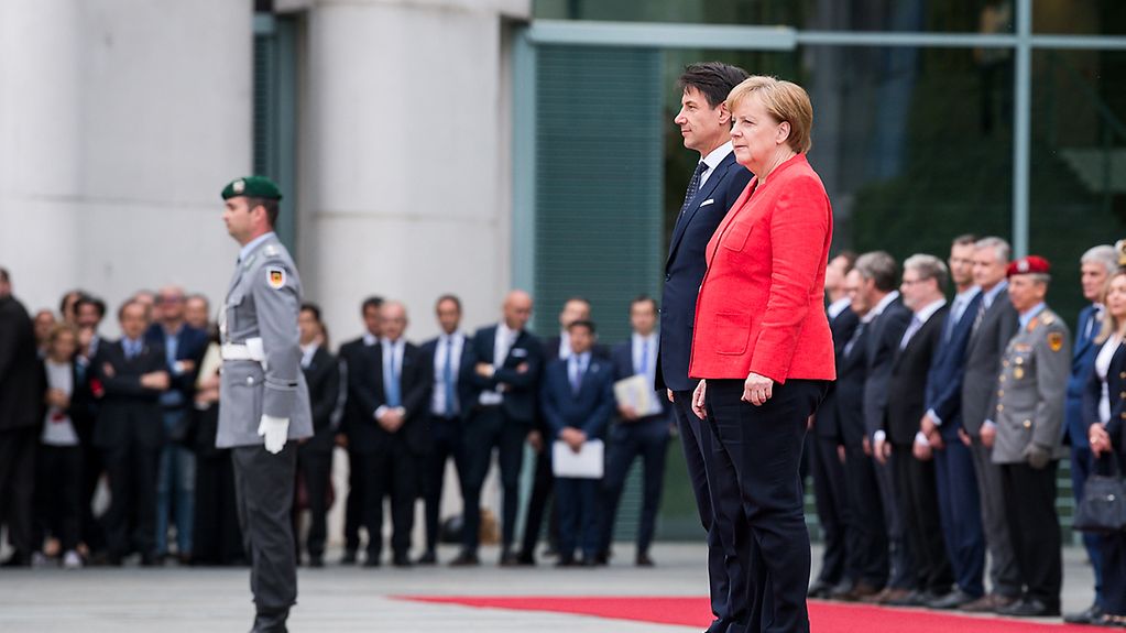 Bundeskanzlerin Angela Merkel begrüßt Giuseppe Conte