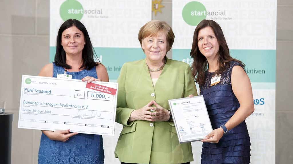 Bundeskanzlerin Angela Merkel bei der Preisverleihung der Bundespreisträger von "startsocial".