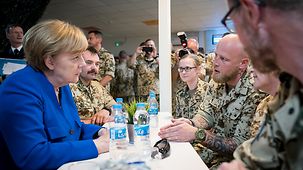 La chancelière fédérale Angela Merkel en discussion avec des soldats
