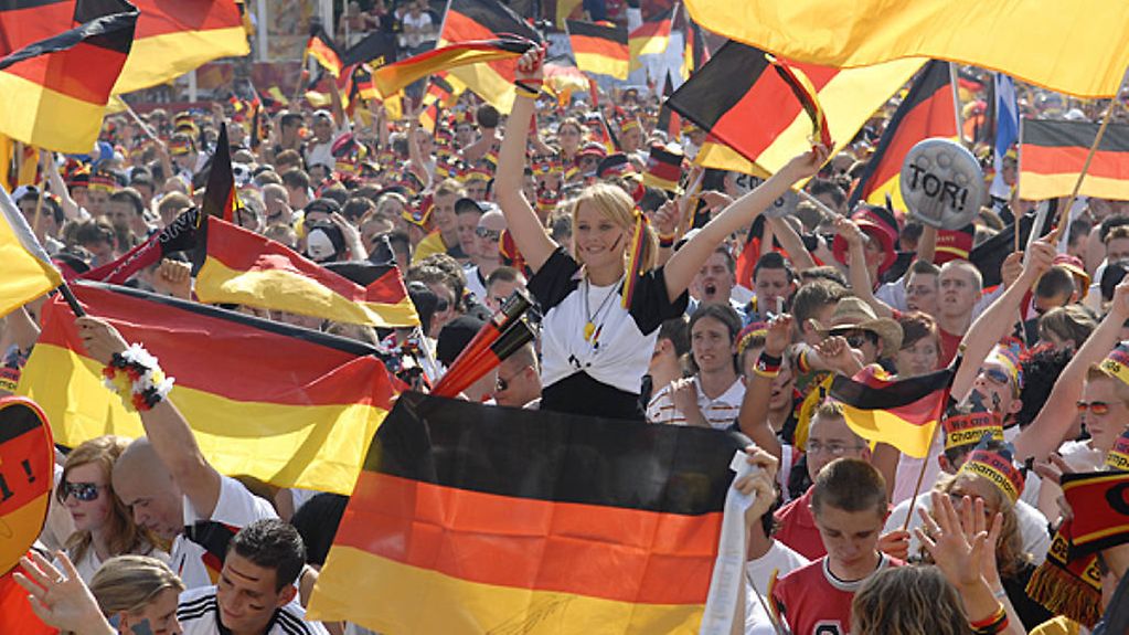 Fußball-Fans auf der Fanmeile in Berlin.