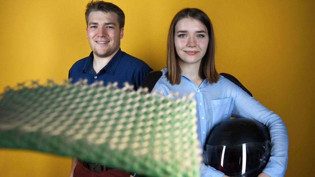 Anna Fleck (16, rechts) und Adrian Fleck (19, links), präsentieren ihren Protektorenschutz Gelenkschutz aus Speisestärke