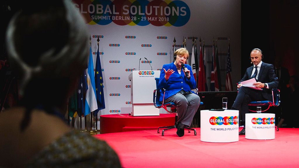 Bundeskanzlerin Angela Merkel im Gespräch mit Moderator Evan Davis beim T20 Global Solutions Summit.