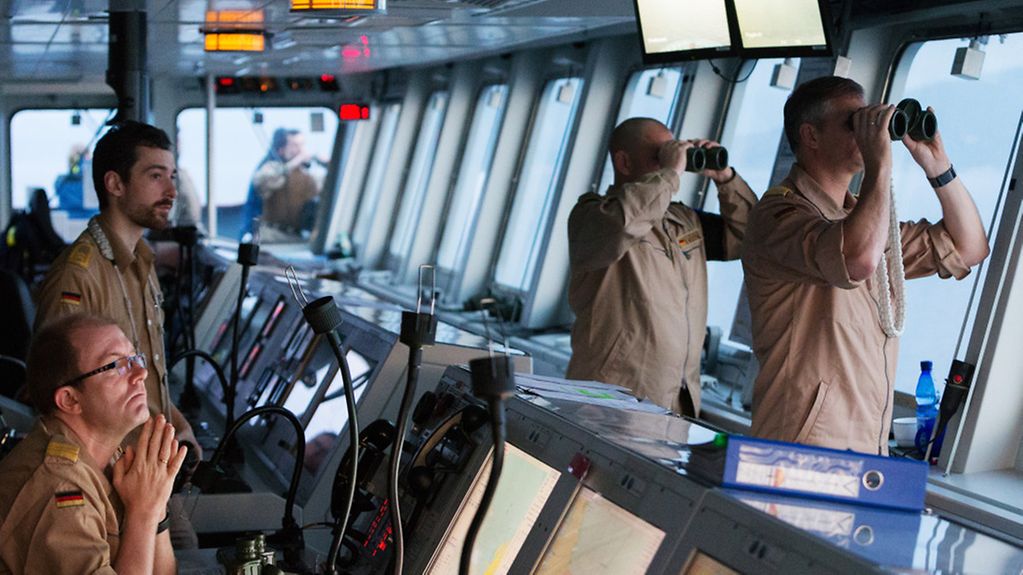 Soldaten bei der Überwachung. Das Führungsschiff der Standing NATO Maritime Group 2 (SNMG 2), Einsatzgruppenversorger Bonn, im Einsatz zur Seeraumüberwachung in internationalen Gewässern in der Ägäis.