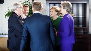Bundeskanzlerin Angela Merkel beim G7-Gipfel in La Malbaie, Kanada, im Gespräch mit EU-Rats-Präsident Tusk, Kommissions-Präsident Juncker, Frankreichs Präsident Macron und Großbritanniens Premierministerin May.