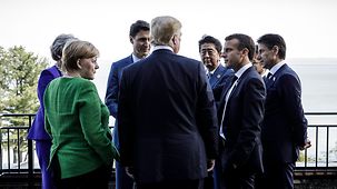 La chancelière fédérale Angela Merkel s’entretenant avec les participants au sommet du G7 à La Malbaie, au Canada