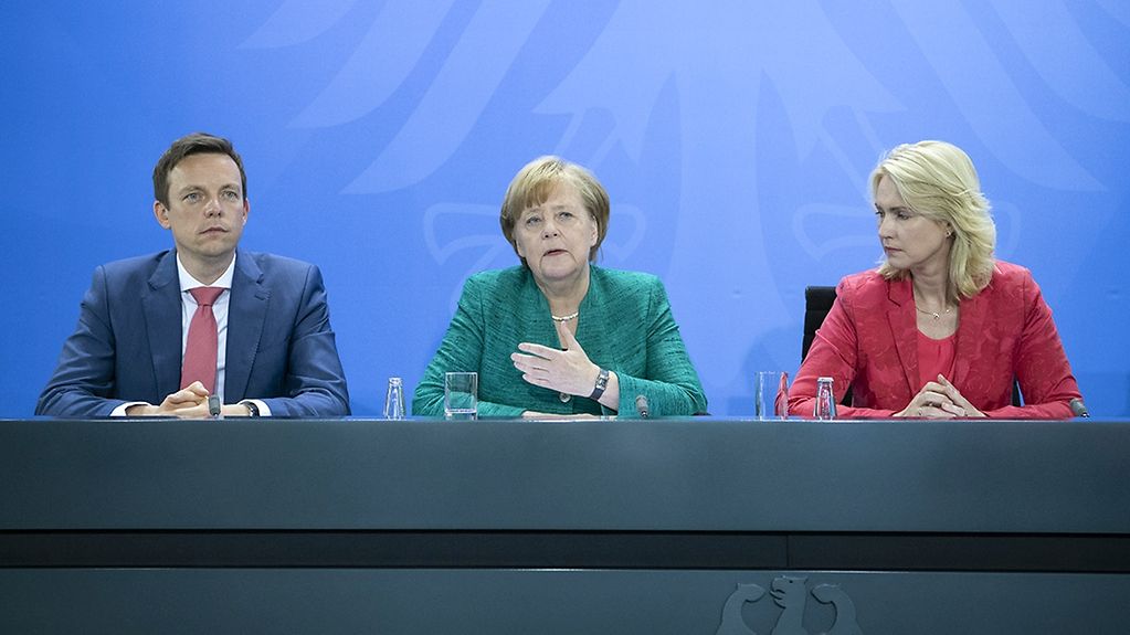 Pressekonferenz mit Kanzlerin Merkel und den Ministerpräsidenten Hans und Schwesig