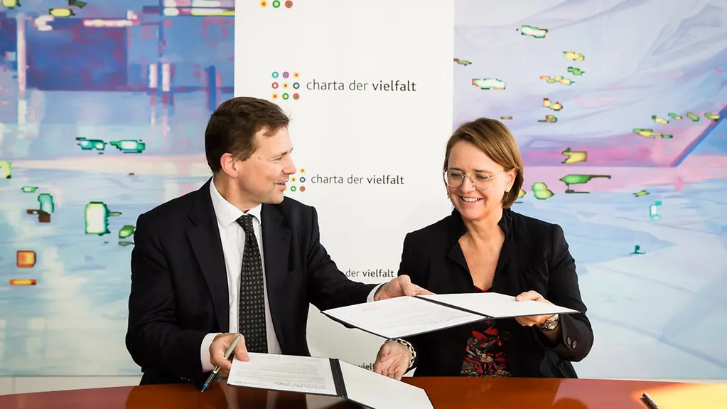 Steffen Seibert, Sprecher der Bundesregierung, mit Staatsministerin Annette Widmann-Mauz, Beauftragte der Bundesregierung für Migration, Flüchtlinge und Integration, bei der Unterzeichnung der Charta der Vielfalt.