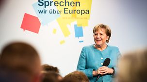 Bundeskanzlerin Angela Merkel in Jena. Im Hintergrund ein Schild mit der Aufschrift "Sprechen wir über Europa".