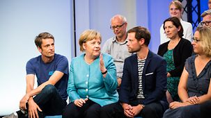 Bundeskanzlerin Angela Merkel im Gespräch mit Teilnehmern des Bürgerdialogs zur Zukunft Europas