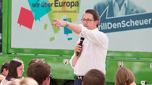 Bundesverkehrsminister Andreas Scheuer diskutiert Schülerinnen und Schülern.