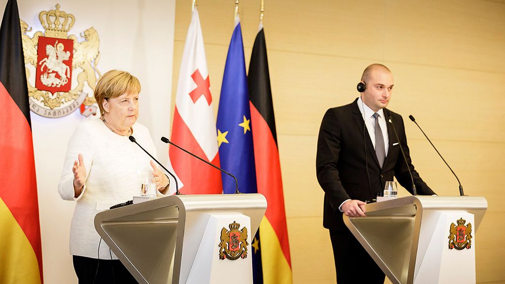Bundeskanzlerin Angela Merkel und Ministerpräsident Mamuka Bachtadse bei einer gemeinsamen Pressekonferenz.