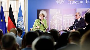 Bundeskanzlerin Angela Merkel bei einer Diskussionsrunde mit Studierenden.
