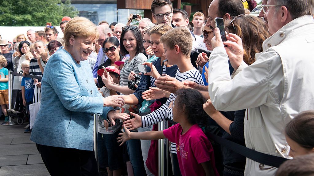 Bundeskanzlerin Angela Merkel beim Rundgang durchs Kanzleramt anlässlich des Tags der offenen Tür.