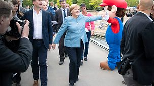 Bundeskanzlerin Angela Merkel beim Rundgang durch das Kanzleramt am Tag der offenen Tür.