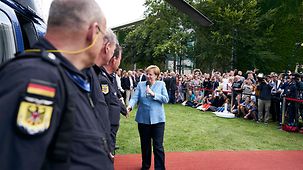 Bundeskanzlerin Angela Merkel beim Rundgang durch das Kanzleramt am Tag der offenen Tür.