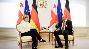 Bundeskanzlerin Angela Merkel im Gespräch mit Mamuka Bachtadse, Georgiens Premierminister.