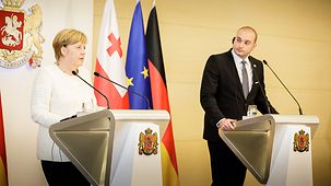 Bundeskanzlerin Angela Merkel und Mamuka Bachtadse, Georgiens Premierminister, bei einer gemeinsamen Pressekonferenz.