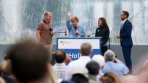 Bundeskanzlerin Angela Merkel im Gespräch mit Arthur Abele und Gesa Felicitas Krause.