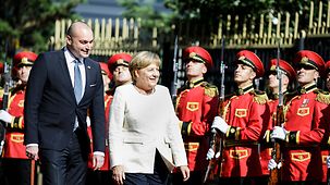 Bundeskanzlerin Angela Merkel mit Mamuka Bachtadse, Georgiens Premierminister, beim Empfang mit militärischen Ehren.