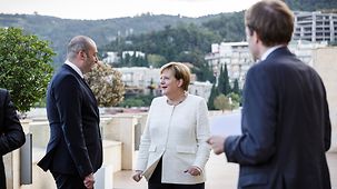 Bundeskanzlerin Angela Merkel im Gespräch mit Mamuka Bachtadse, Georgiens Premierminister.
