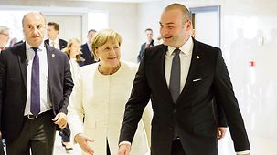 Bundeskanzlerin Angela Merkel geht neben Mamuka Bachtadse, Georgiens Premierminister.
