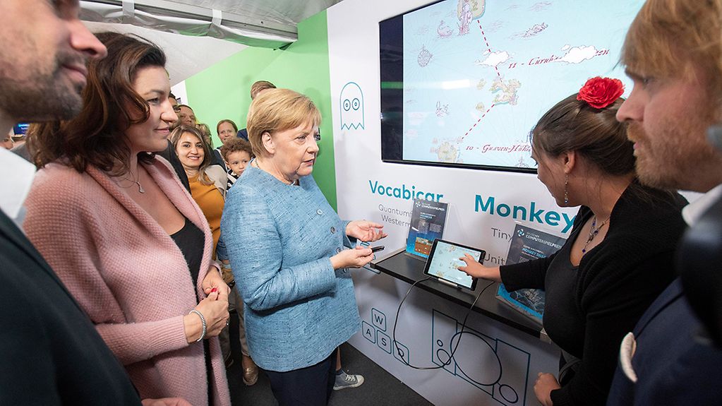 Bundeskanzlerin Angela Merkel beim Rundgang durchs Kanzleramt anlässlich des Tags der offenen Tür am Stand der Staatsministerin für Digitalisierung.