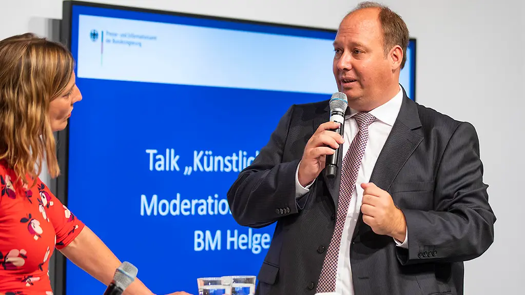 Helge Braun, Bundesminister für besondere Aufgaben und Chef des Bundeskanzleramtes, bei einer Talkrunde zum Thema Künstliche Intelligenz im Bundespresseamt am Tag der offenen Tür.