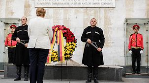 Bundeskanzlerin Angela Merkel bei der Kranzniederlegung am Heldenplatz.