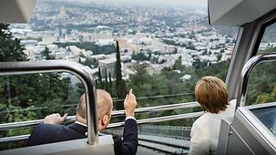 Bundeskanzlerin Angela Merkel und Mamuka Bachtadse, Georgiens Premierminister, fahren mit einer Zahnradbahn.