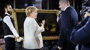 Bundeskanzlerin Angela Merkel erhält von Mamuka Bachtadse, Georgiens Premierminister, ein Gemälde überreicht.