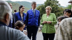Bundeskanzlerin Angela Merkel beim Besuch der Europäischen Beobachtungsmission EUMM neben dem Leiter Erik Hoeg.