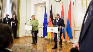 Bundeskanzlerin Angela Merkel mit Nikol Pashinyan, Ministerpräsident von Armenien, während einer gemeinsamen Pressekonferenz.