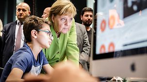 Bundeskanzlerin Angela Merkel beim Besuch des Tumo-Centers for Creative Technologies.