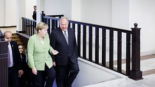 Bundeskanzlerin Angela Merkel im Gespräch mit Armen Sarkissjan, Präsident von Armenien.