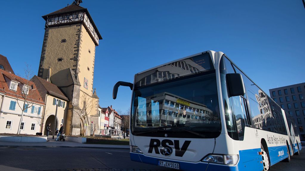 Baden-Württemberg, Reutlingen: Ein Bus fährt in den Busbahnhof ein.