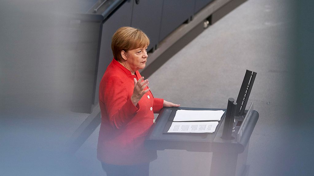 Bundeskanzlerin Angela Merkel spricht im Bundestag.
