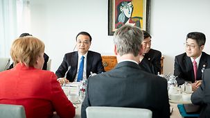 Bundeskanzlerin Angela Merkel und Li Keqiang, Chinas Premierminister, sitzen sich im Bundeskanzleramt gegenüber.