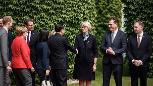 Li Keqiang, Chinas Premierminister, reicht Anja Karliczek, Bundesministerin für Bildung und Forschung, zur Begrüßung die Hand.