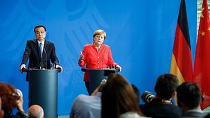 Bundeskanzlerin Angela Merkel und Li Keqiang, Chinas Premierminister, während einer gemeinsamen Pressekonferenz im Bundeskanzleramt.