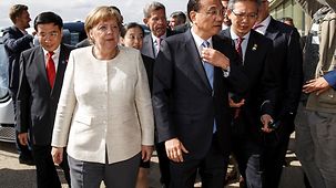 Bundeskanzlerin Angela Merkel und Li Keqiang, Chinas Premierminister, auf dem Tempelhofer Feld bei einer Präsentation zum Autonomes Fahren.