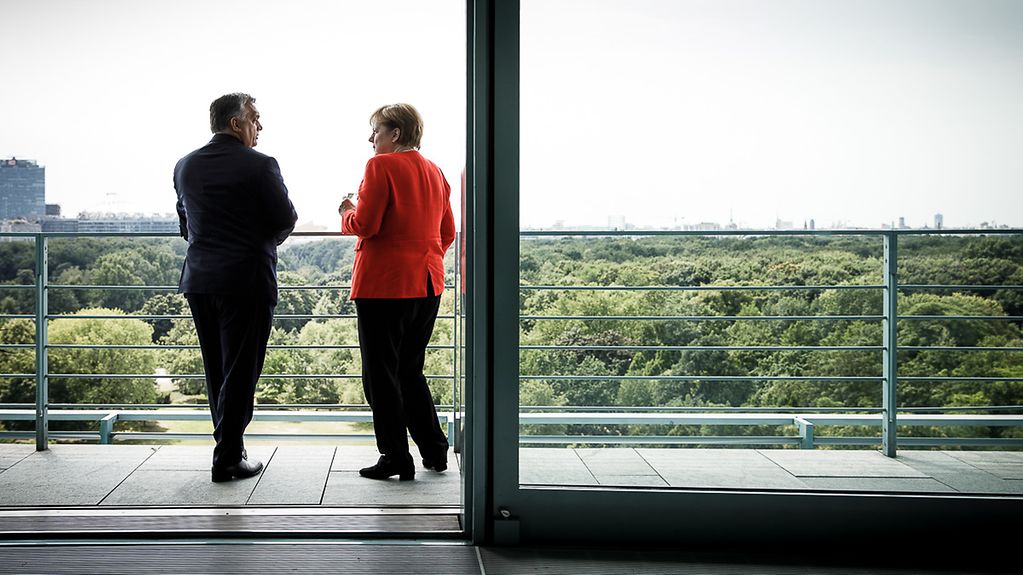 La chancelière allemande Angela Merkel en conversation avec le premier ministre hongrois Viktor Orbán