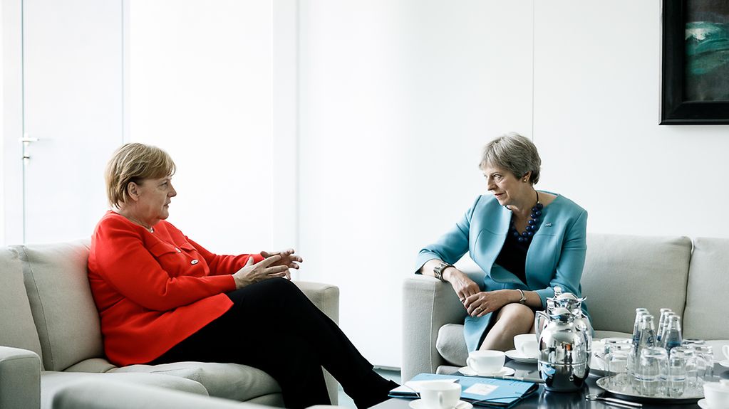 La chancelière fédérale, Angela Merkel, en conversation avec la première ministre britannique, Theresa May