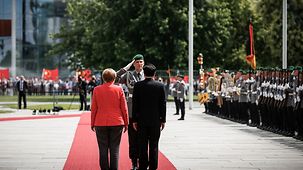 Chancellor Angela Merkel and Li Keqiang, China's Prime Minister, during the welcome with military honours at the Federal Chancellery.