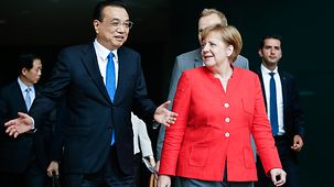 Chancellor Angela Merkel and Li Keqiang, China's Prime Minister, deep in discussion