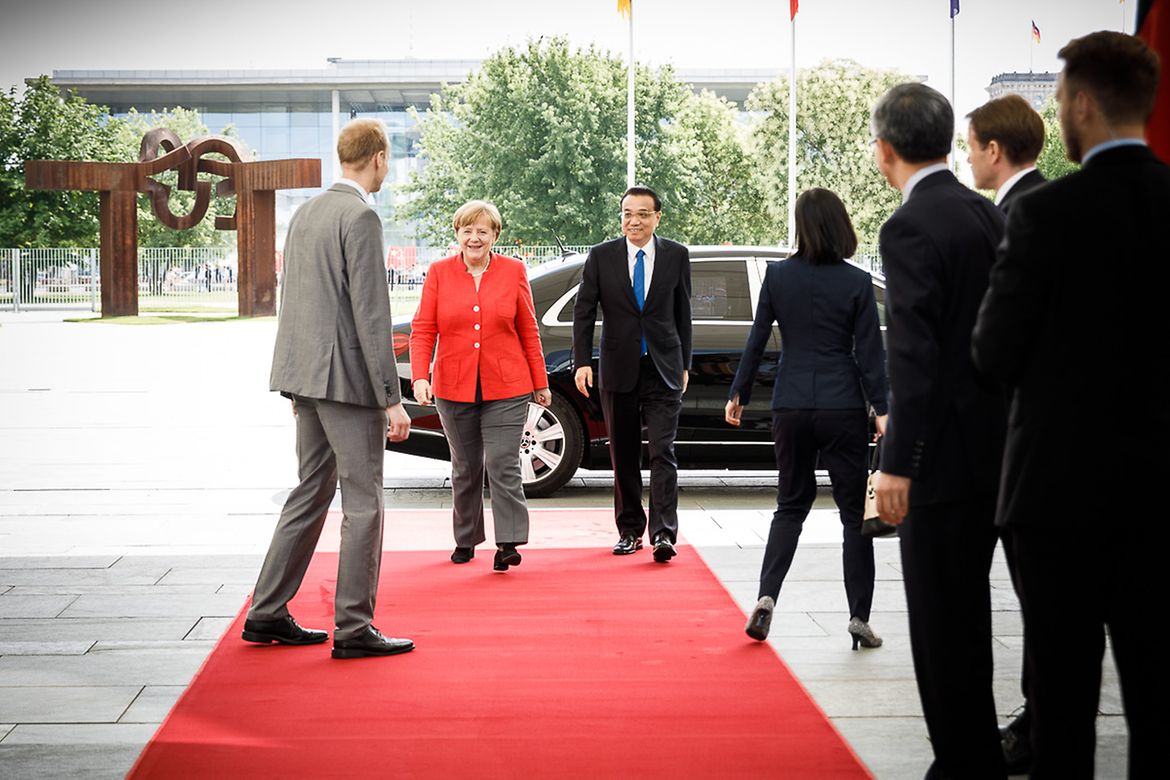 Chancellor Angela Merkel welcomes Li Keqiang, China's Prime Minister, to the Federal Chancellery.