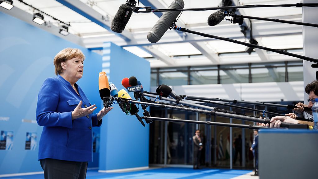 Bundeskanzlerin Angela Merkel gibt ein Statement vor Beginn des Nato-Gipfels in Brüssel.