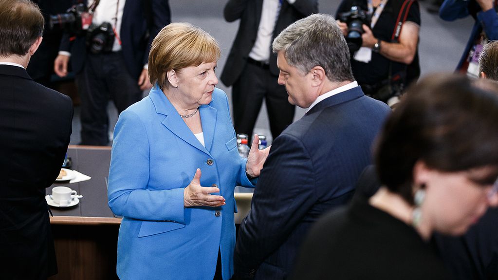 Bundeskanzlerin Angela Merkel beim Nato-Gipfel in Brüssel im Gespräch mit dem ukrainischen Präsidenten Petro Poroschenko.