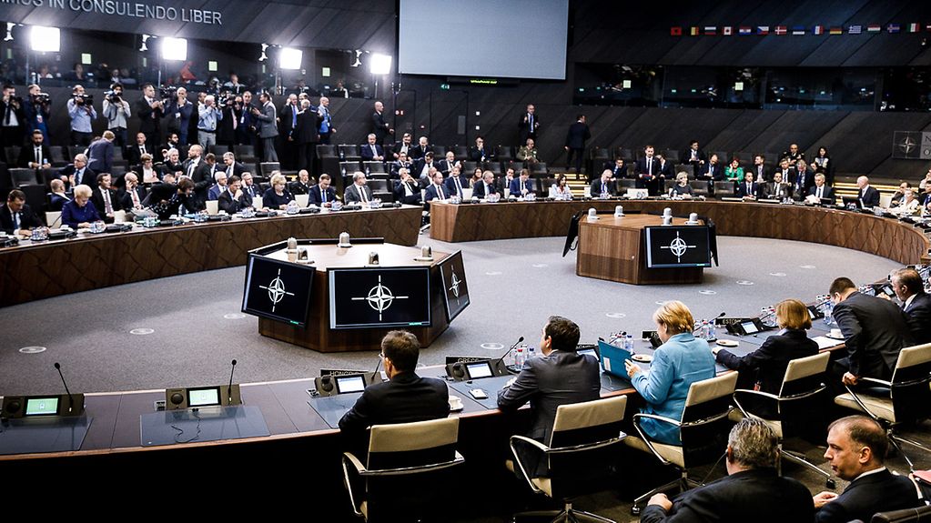 Bundeskanzlerin Angela Merkel in einer Sitzung des Nato-Gipfels.